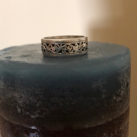 SS ring with scrolling design. Gorgeous ⭐️⭐️⭐️⭐️⭐️ - Picture 3 of 3